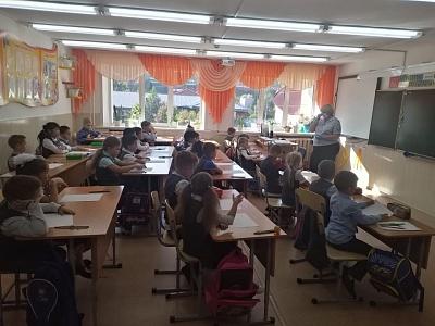 В ШКОЛАХ Г.ГОРНО-АЛТАЙСКА НАЧАЛАСЬ РАБОТА ИНСПЕКТОРОВ ГИБДД С УЧАЩИМИСЯ НАЧАЛЬНЫХ КЛАССОВ ПО БЕЗОПАСНОМУ ПОВЕДЕНИЮ НА ПРОЕЗЖЕЙ ЧАСТИ.
