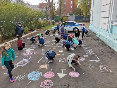 ТВЕРСКИЕ АВТОИНСПЕКТОРЫ ВМЕСТЕ СО ШКОЛЬНИКАМИ ИЗОБРАЗИЛИ МЕЛКАМИ «ГОРОД БЕЗОПАСНОСТИ»