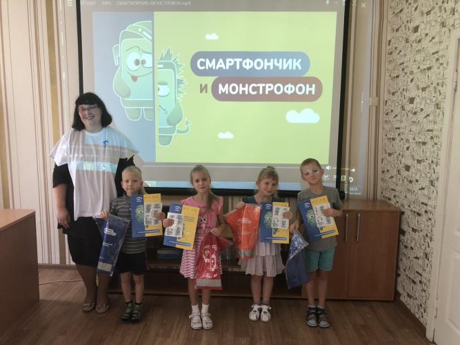 В рамках социальной кампании «Внимание на дорогу» дошкольники узнали чем опасны телефоны для пешеходов