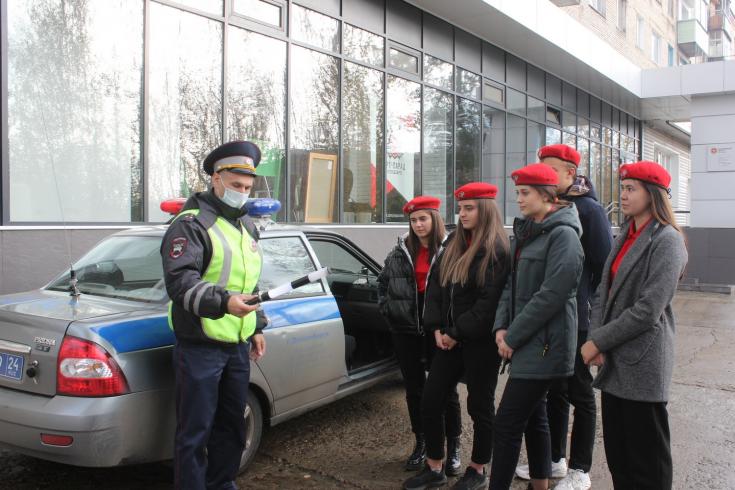 В рамках #НеделиБезопасности2020 активисты юнармии познакомились со службой инспектора ГИБДД