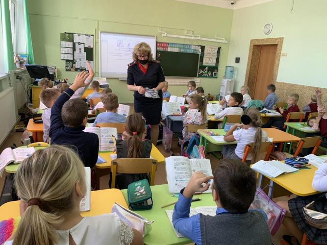 В Калининграде сотрудники Госавтоинспекции провели для учащихся школы № 72 мероприятие на тему «Правила Твоей Безопасности».