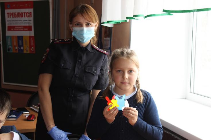 В Ленинске-Кузнецком инспекторы ГИБДД рассказали школьникам о том, как важно быть заметными на дороге