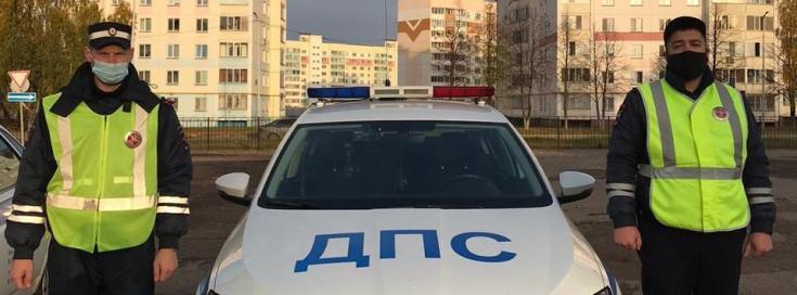 В Татарстане сотрудники ГИБДД оказали помощь женщине, которой внезапно стало плохо, и помогли добраться до города