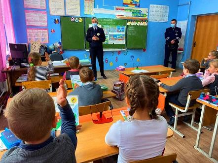 В Смоленском районе дорожные полицейские и их юные помощники провели уроки «Дорожная азбука»