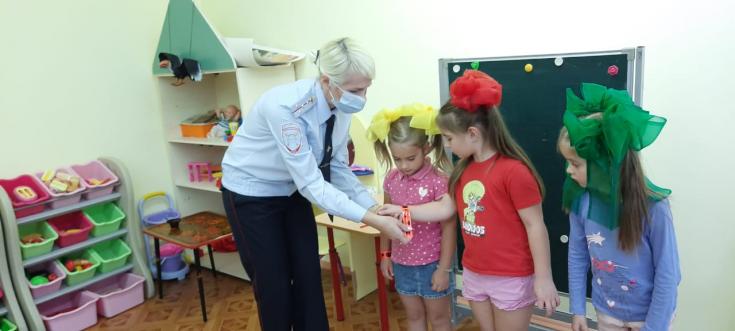 На северо-западе столицы дошкольники совершили «Путешествие на зеленый знак» под руководством дорожной полиции