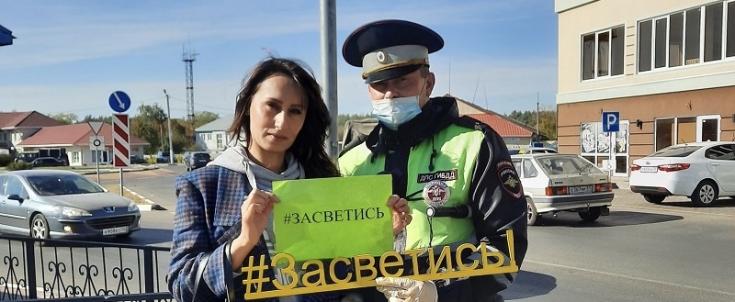 Белгородские автоинспекторы популяризируют использование световозвращающих элементов среди пешеходов