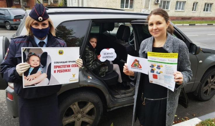 Брянские автоинспекторы вместе с участниками дорожного движения выступили за обеспечение безопасности юных пассажиров
