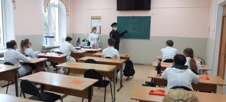 Сотрудники столичной Госавтоинспекции встретились со студентами медицинского колледжа