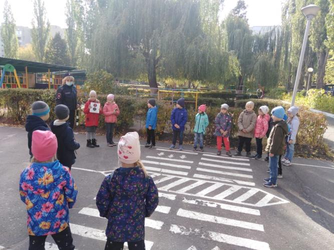 Сотрудники курской Госавтоинспекции в игровой форме провели практическое занятие "Пешеход".