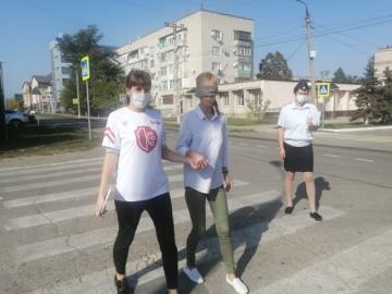 На Кубани Госавтоинспекция и молодежный патруль провели эксперимент, позволяющий водителям почувствовать себя пешеходами со слабым зрением