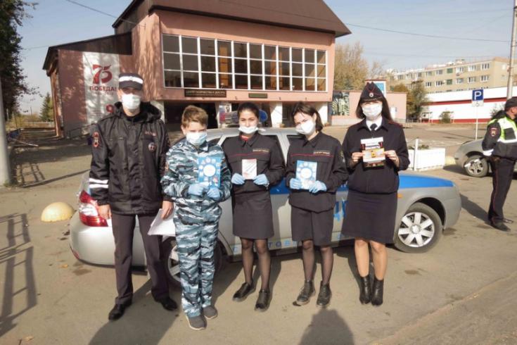 В Калининске члены движения «Юный друг полиции» присоединились к акции «Внимание, юный пешеход»