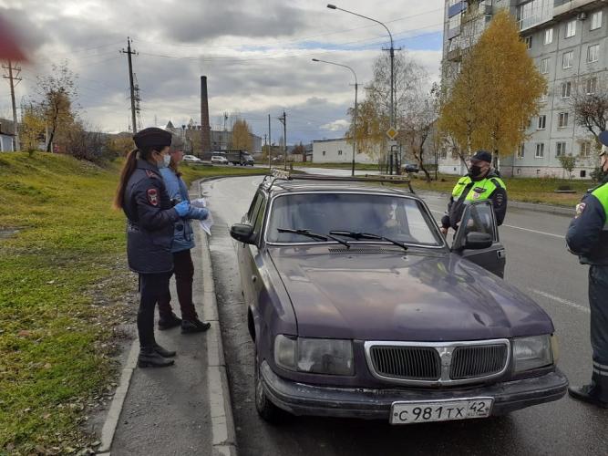 В Междуреченске сотрудники ГИБДД и ЮИДовцы напомнили водителям об особом внимании к людям с белой тростью