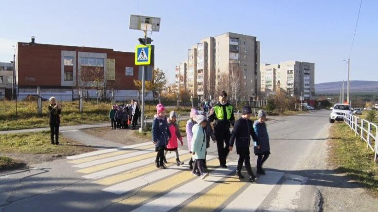 В Златоусте сотрудники ОГИБДД рассказали первоклассникам, как вести себя на пешеходном переходе