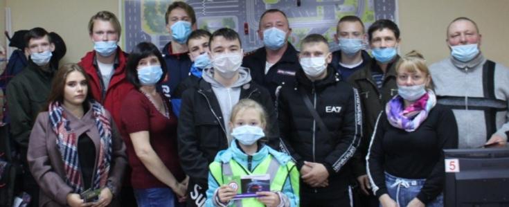Барабинские автоинспекторы напомнили о соблюдении правил начинающим водителям и поздравили с наступающим Днем автомобилиста
