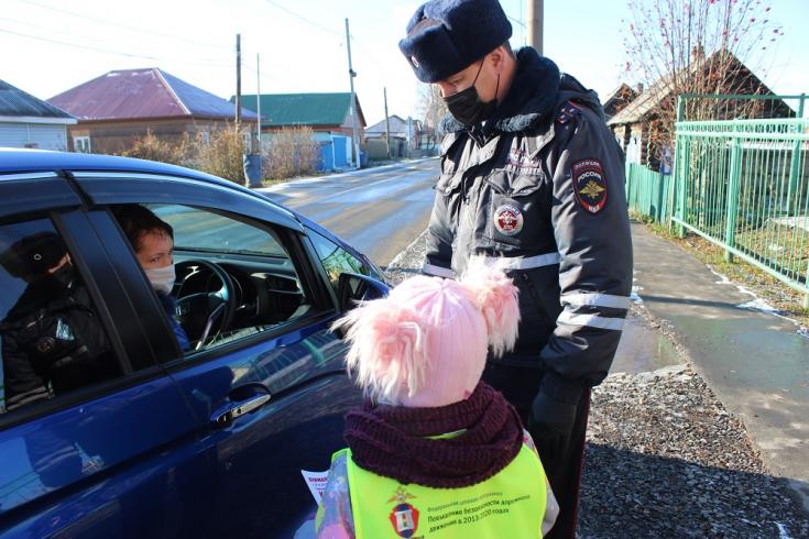 В Топках инспекторы ГИБДД и ЮИДовцы провели акцию «Внимание, каникулы!»