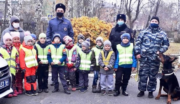 Сотрудники Госавтоинспекции Полевского совместно с кинологом провели профилактическое мероприятие для воспитанников детского сада