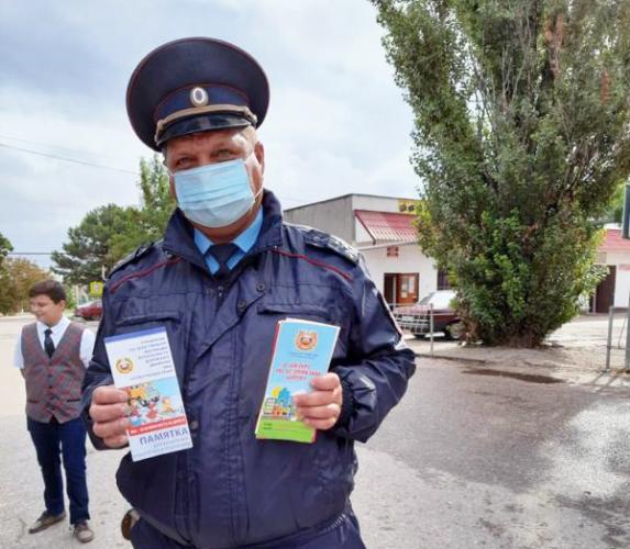 Красноперекопские сотрудники ГИБДД провели акцию «Мой безопасный путь домой»