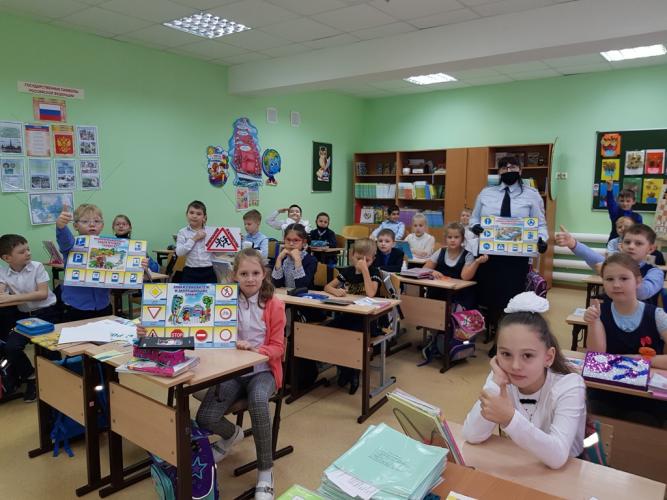Дорожные полицейские посещают образовательные организации