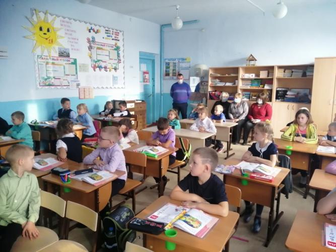 Глава сельского района Красноярского края провел для первоклассников классный час по ПДД