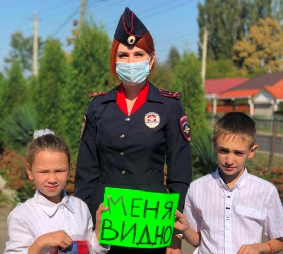 Госавтоинспекторы Адыгеи помогают подрастающему поколению стать заметнее на дорогах