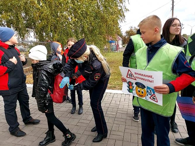 Акцию «Стань заметней на дороге!» провели сотрудники Госавтоинспекции Курской области.