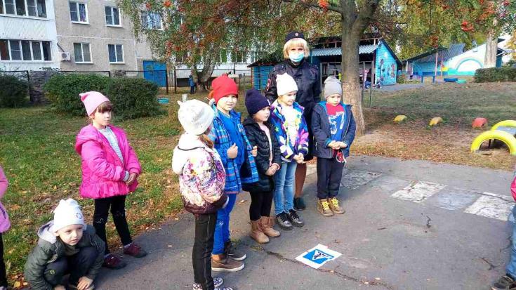 В дошкольных образовательных учреждениях сотрудники курской Госавтоинспекции провели мероприятие по изучению Правил дорожного движения.