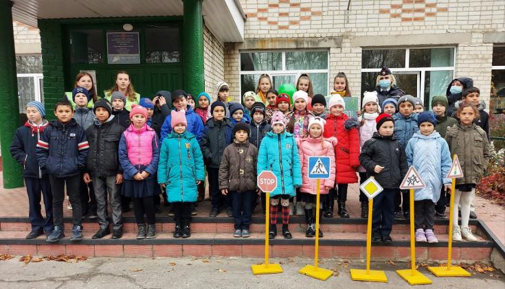 В рамках профилактического мероприятия «Школьные каникулы» сотрудники Госавтоинспекции провели урок ПДД «Юный пешеход» для детей начальных классов.
