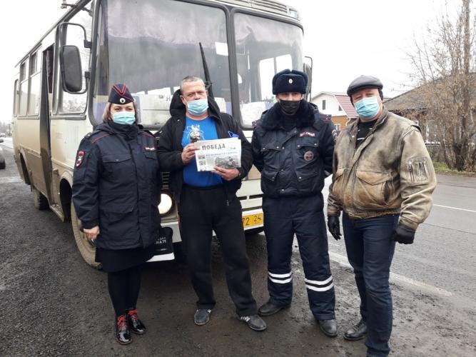 Нижнеингашские дорожные полицейские совместно с общественностью поздравили водителей с Днем автомобилиста