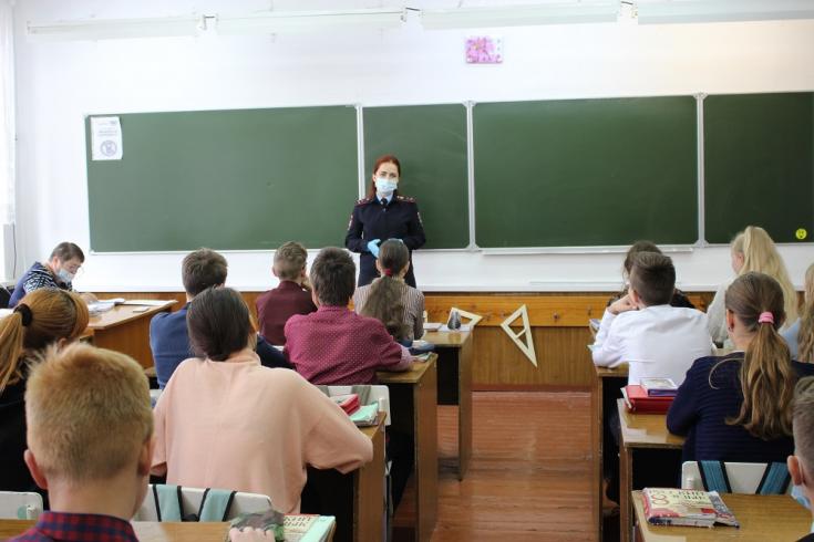 В Белове инспекторы ГИБДД провели для школьников уроки по дорожной безопасности