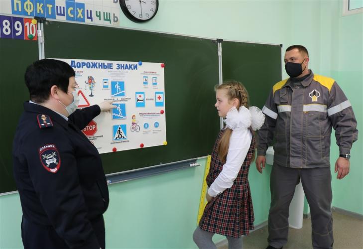 "За безопасность дорожного движения": специалисты Новокуйбышевского завода масел и присадок совместно с ГИБДД провели открытый урок в школе № 12