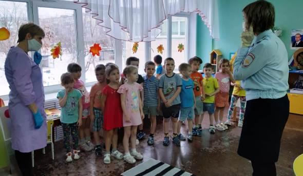 В Свердловской области инспекторы ГИБДД проводят творческие активности с детьми по правилам дорожного движения