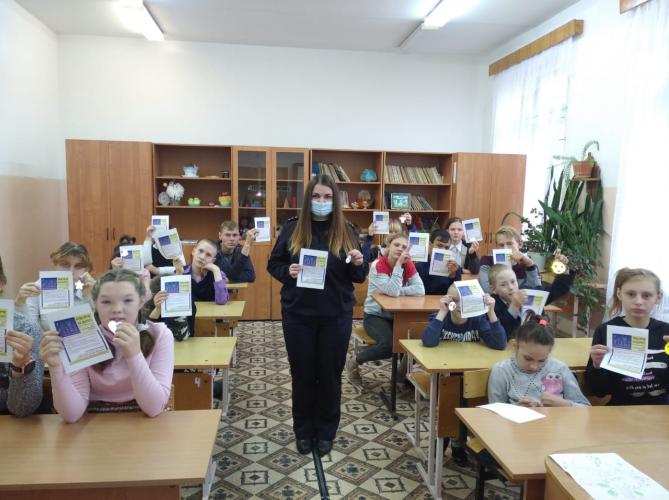 Кимрские автоинспекторы провели мастер-класс по изготовлению световозвращающих элементов для школьников