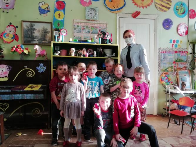 Госавтоинспекция по Бологовскому району познакомила воспитанников детского сада с Правилами дорожного движения