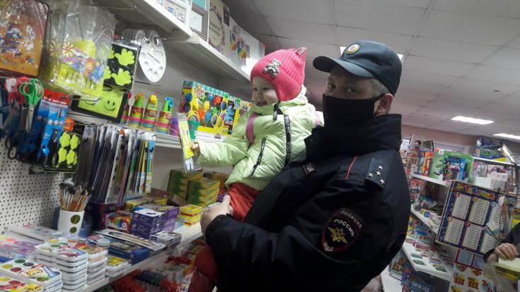 Сотрудники томской Госавтоинспекции рассказали продавцам и покупателям торговых центров о пользе световозвращающих приспособлений