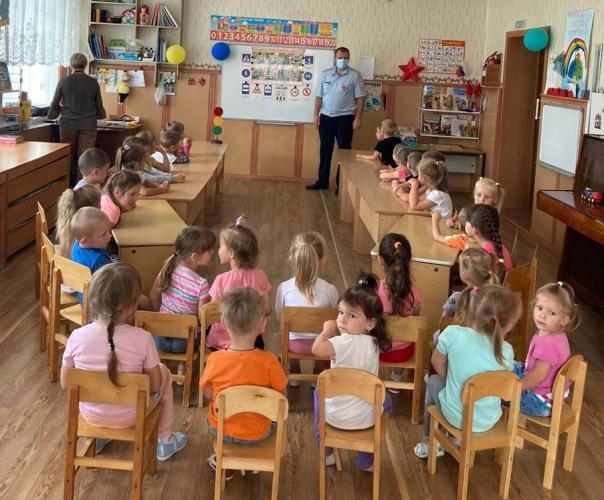 Автоинспекторы в липецких муниципальных образованиях напоминают детям о важности световозвращателей на осенних дорогах