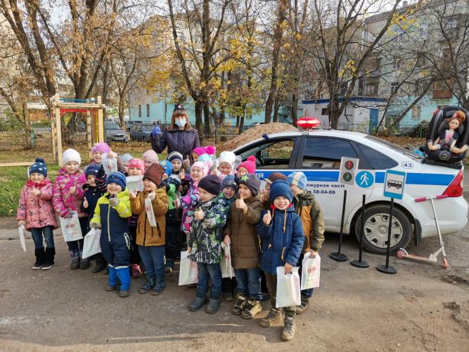 Тверские автоинспекторы провели мероприятие «Азбука безопасности» для ребят из детского сада