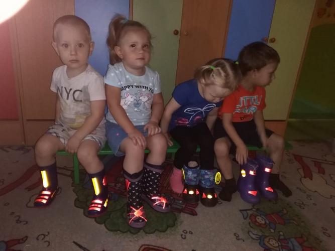 В Назаровском районе родители изготовили «светящиеся» сапожки для безопасности детей