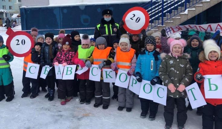 Автоинспекторы Салехарда помогают дошкольникам освоить маршруты безопасности