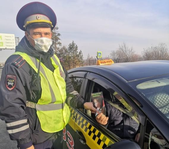 Инспекторы ГИБДД останавливают автомобили для проверки безопасности перевозки детей
