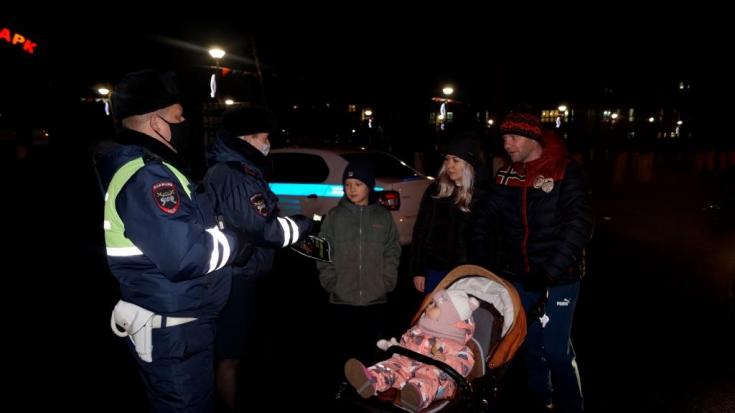 В Подмосковье сотрудники Госавтоинспекции напомнили пешим участникам дорожного движения о безопасности в темное время суток