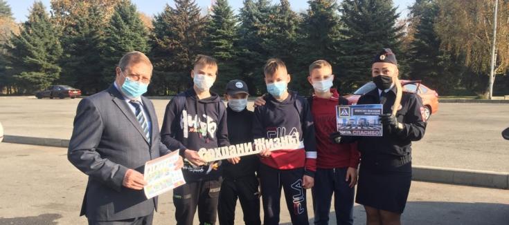 Общественники и автоинспекторы Нальчика рассказали участникам дорожного движения об ошибках водителей и пешеходов на дороге