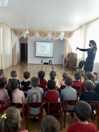В рамках республиканского мероприятия «Безопасные осенние каникулы» сотрудники Госавтоинспекции Правобережного района посещают дошкольные учреждения