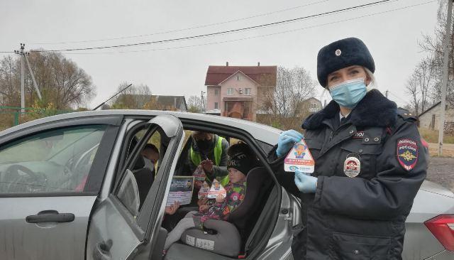 В Смоленском районе родители и дорожные полицейские проверили правильность перевозки детей в салоне автомобиля