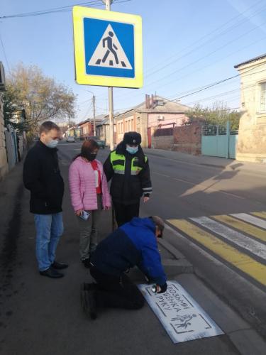 Липецкие автоинспекторы и волонтеры напоминают пешеходам о детской безопасности