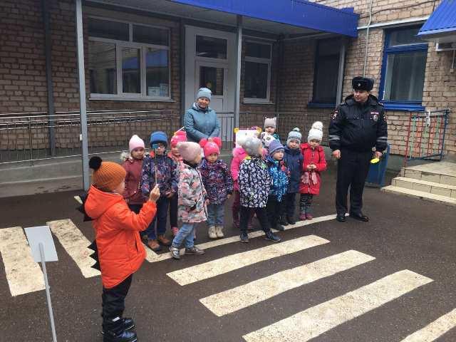 В Бугуруслане инспектор ГИБДД и педагоги напомнили дошкольникам Правила дорожного движения .