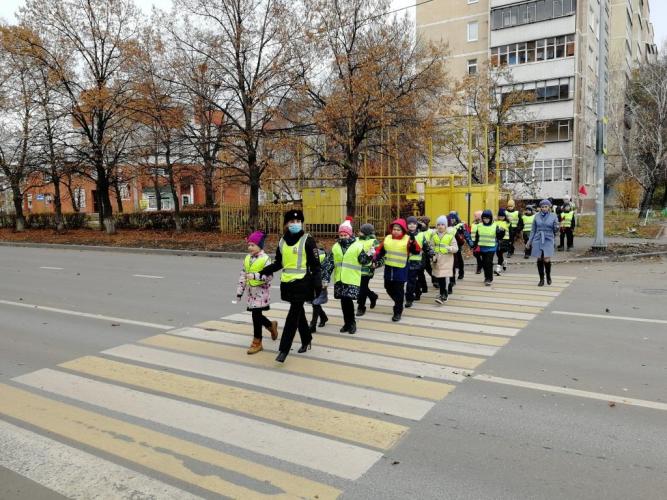 В Единый день безопасности несовершеннолетних «Шагающий автобус» школьников прошел в Засвияжском районе города Ульяновска