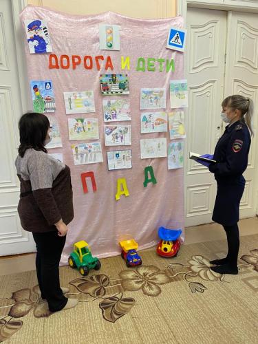 Сотрудники Госавтоинспекции организовали выставку рисунков "Дорога и дети"