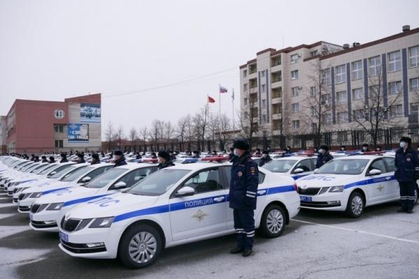 Челябинским полицейским в профессиональный праздник вручили почти сотню дорогих иномарок