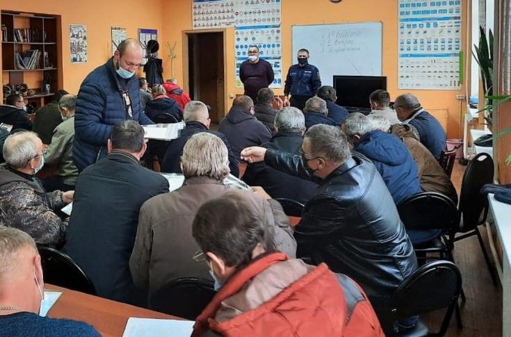 Сотрудники ГИБДД встретились с водителями школьных автобусов.