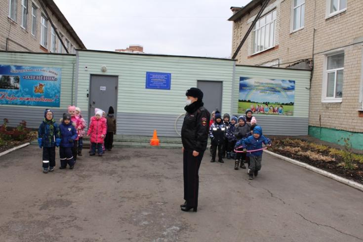В Пензе сотрудники Госавтоинспекции напоминают дошкольникам правила безопасности на дороге